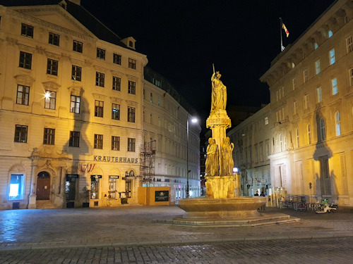The Austriabrunnen fountain at night