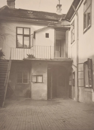Photo of the old courtyard of the Beethoven Grillparzer house sometime after 1904