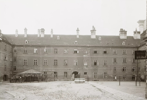 The Schwarzspanierhaus in 1903