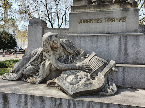 Euterpe on the Brahms monument