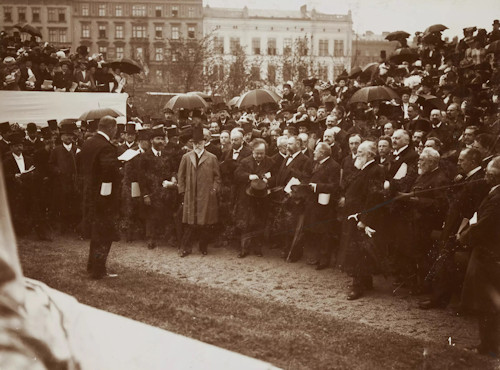 Photo of the unveiling of the Brahms monument