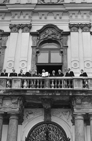 Politicians displaying a treaty on a balcony