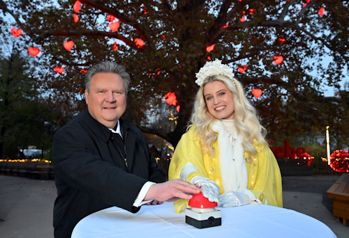Vienna's mayor alongside a young woman dressed as the Christkind