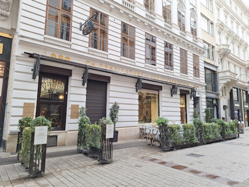 Front view of Demel along Kohlmarkt
