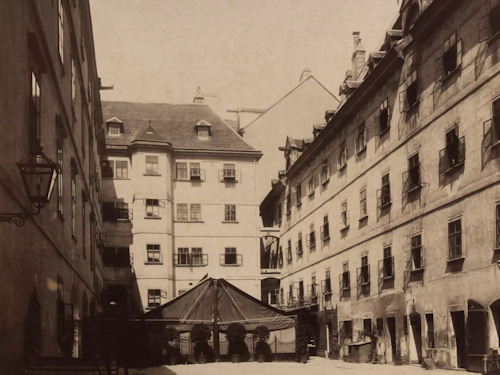 Courtyard of the Deutschordenshaus around 1902