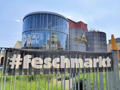 Feschmarkt sign with the brewery behind