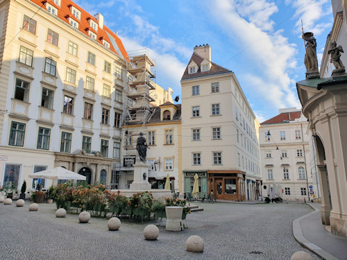 View of Franziskanerplatz with the Moses fountain and Kleines café