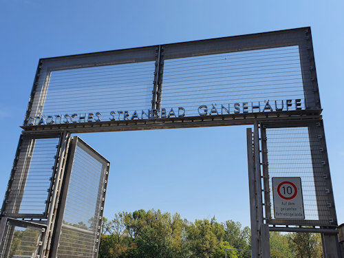 Gateway to the Gänsehäufel