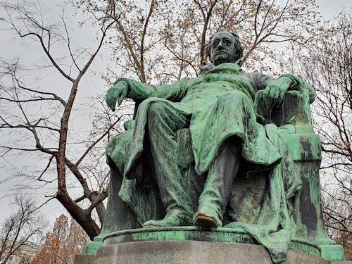 Statue of a sitting Goethe