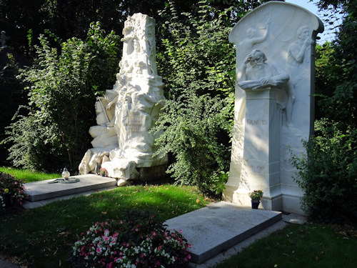 Brahms and Strauss graves