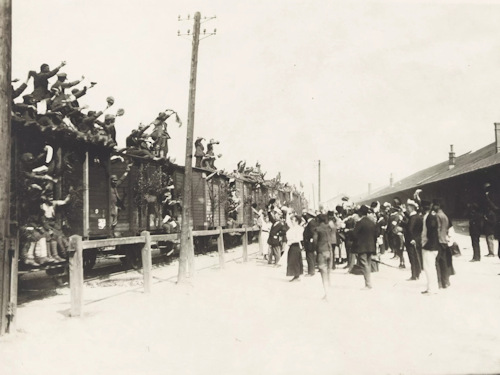 Photo of returning soldiers