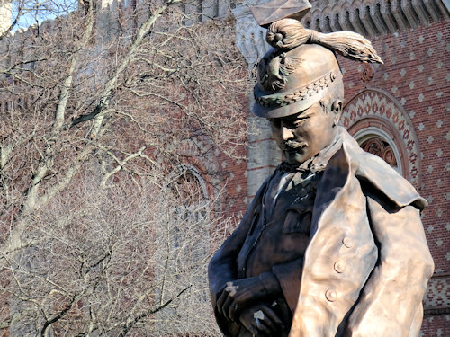 Statue in front of the Museum of Military History