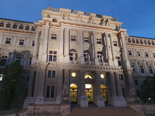 The Justizpalast at night