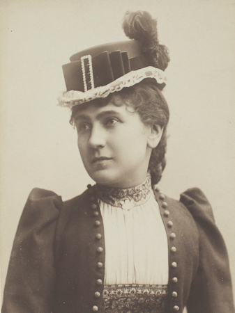 Black and white photo of an 18th-century aactress