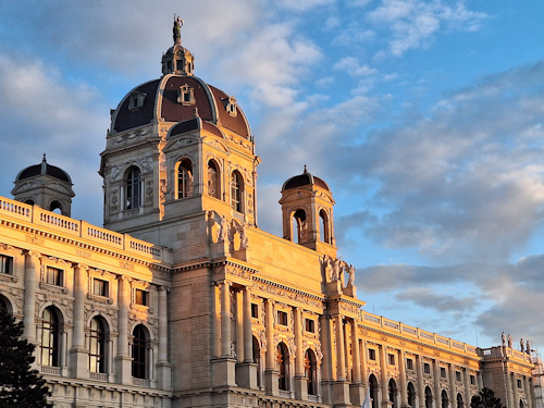 Kunsthistorisches Museum as the sun goes down
