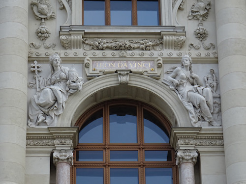 Da Vinci represented on the facade of the KHM