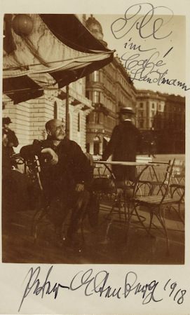 Peter Altenberg outside Café Landtmann in 1918