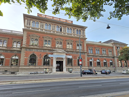 Front and main entrance of the MAK museum