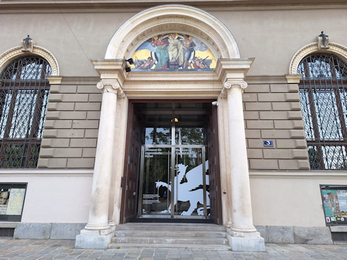 Columned side entrance to the MAK