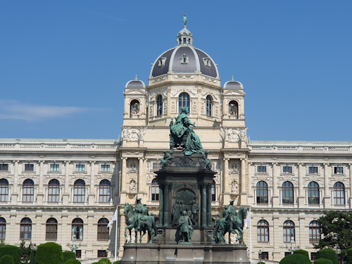 Maria Theresa monument viewed from the Naturhistorisches Museum