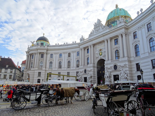 New Year's market on Michaelerplatz with fiakers