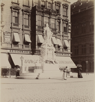 Photo of the Mozart monument in 1896