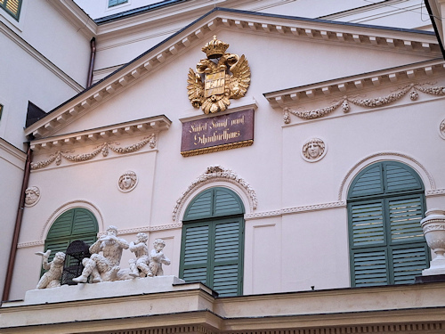 The statues and façade of the papagenotor