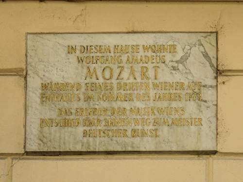 Plaque outside Tiefer Graben 18