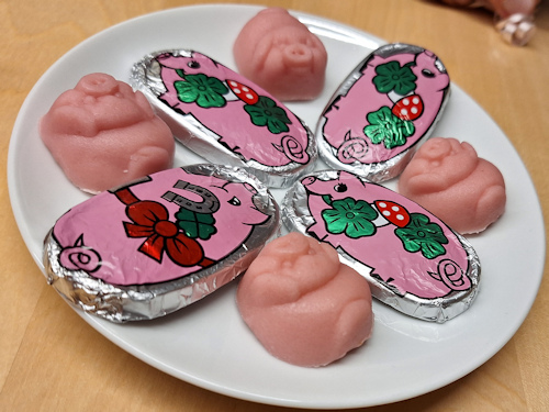 Marzipan pigs