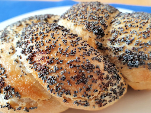 A simple poppy seed roll