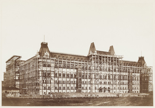 Photo of Vienna's Rathaus during construction