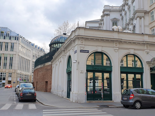 One end of palais Coburg