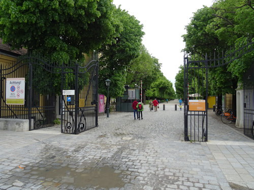Zoo-side entrance to Schönbrunn park