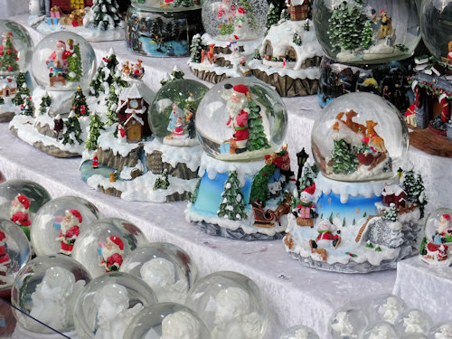 Festive snow globes
