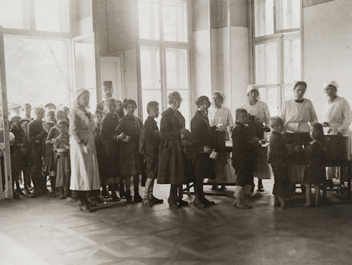 Post-WWI queues at a relief operation in Vienna