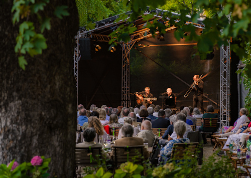 Small open-air ensemble