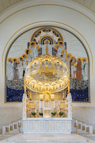 Main altar in the Kirche am Steinhof
